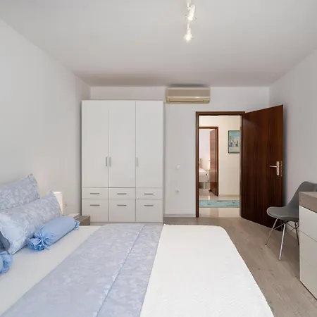 3 Bedroom Gorgeous In Apartament